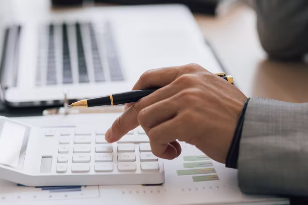 man hand on calculator