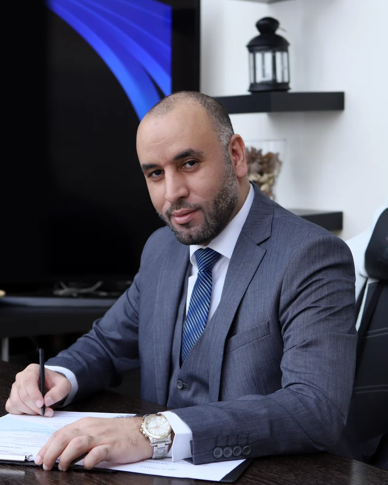 مؤسس التميّز يوقّع مستنداً على مكتبه